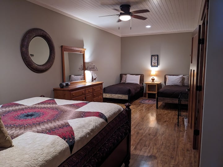 Ქვედა დონის საძინებლის დიდი ფლიგელი ორადგილიანი საწოლით და ორი ერთადგილიანი საწოლით. Აქვს მიმაგრებული სააბაზანო.