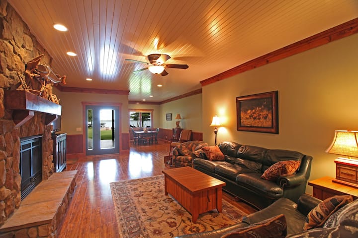 Ქვედა დონის საცხოვრებელი/საცხოვრებელი ოთახი პატიოში გასასვლელით. Ფუტონის საწოლს შეუძლია ორი ადამიანის დაძინება. 