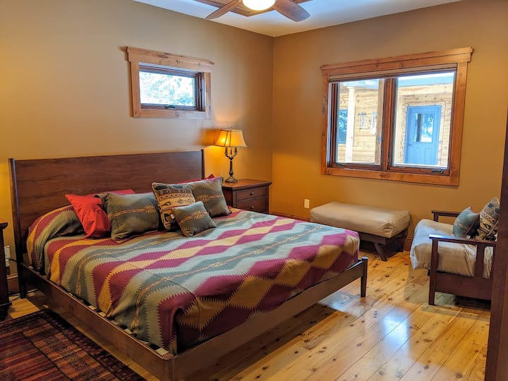 Მთავარი საძინებელი დიდი საწოლითა და ფუტონის სკამით, რომელიც ორადგილიან საწოლად გარდაიქმნება. 