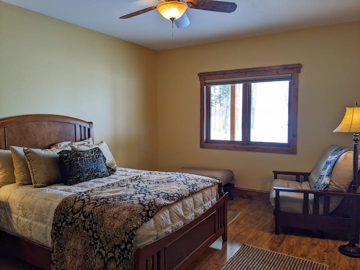 Ქვედა დონის ფლიგელი ტბის ხედით, ორადგილიანი საწოლით და აბაზანა-ტუალეტით/საშხაპით. Ფუტონის სკამი გარდაიქმნება ორადგილიან საწოლად. 