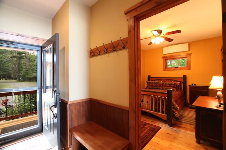 Მეორე მთავარი სართულის საძინებელი 152 × 203 სმ საწოლით.