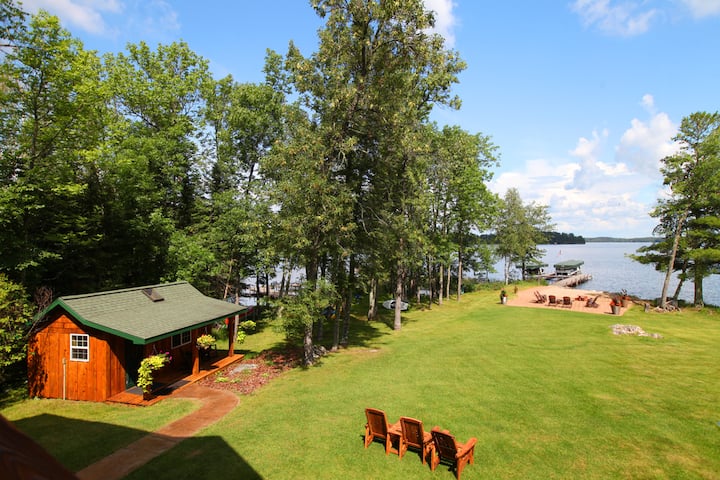 Ბრტყელი გაზონი შესანიშნავია თამაშებისთვის. Პატიოში არის სახანძრო ორმო. Საუცხოო საზაფხულო ბუნკერში ორი ადამიანი იძინებს. 