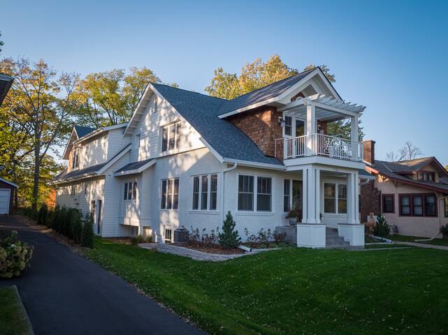 Top Floor Gem in Downtown Wayzata/Lake Minnetonka gallery image 2