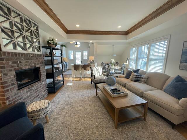 Top Floor Gem in Downtown Wayzata/Lake Minnetonka gallery image 4