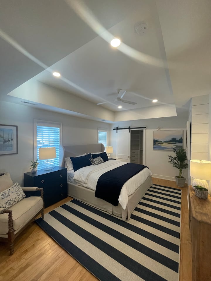 Основна спалня с двойно легло king size, баня и тоалетна, два дрешника и гардероб.