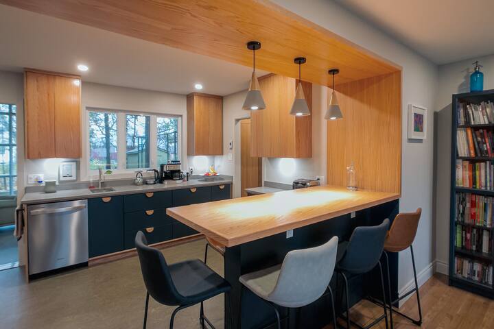 Bright, spacious family home close to everything gallery image 3