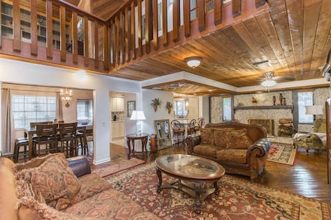 Successful Airbnb property: Family Retreat, Golf, Parks, Pool & Lg Patio, BBQ in East Forest Hills