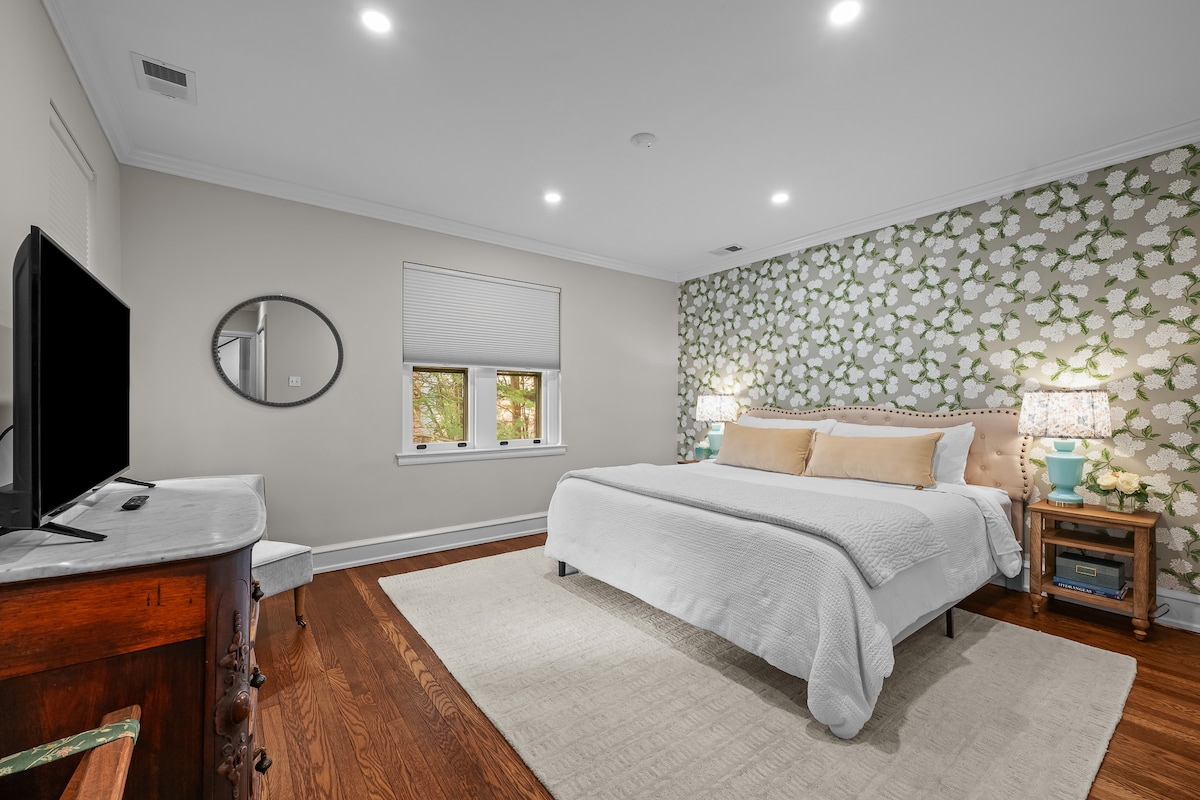 Primary Bedroom w Full Bath