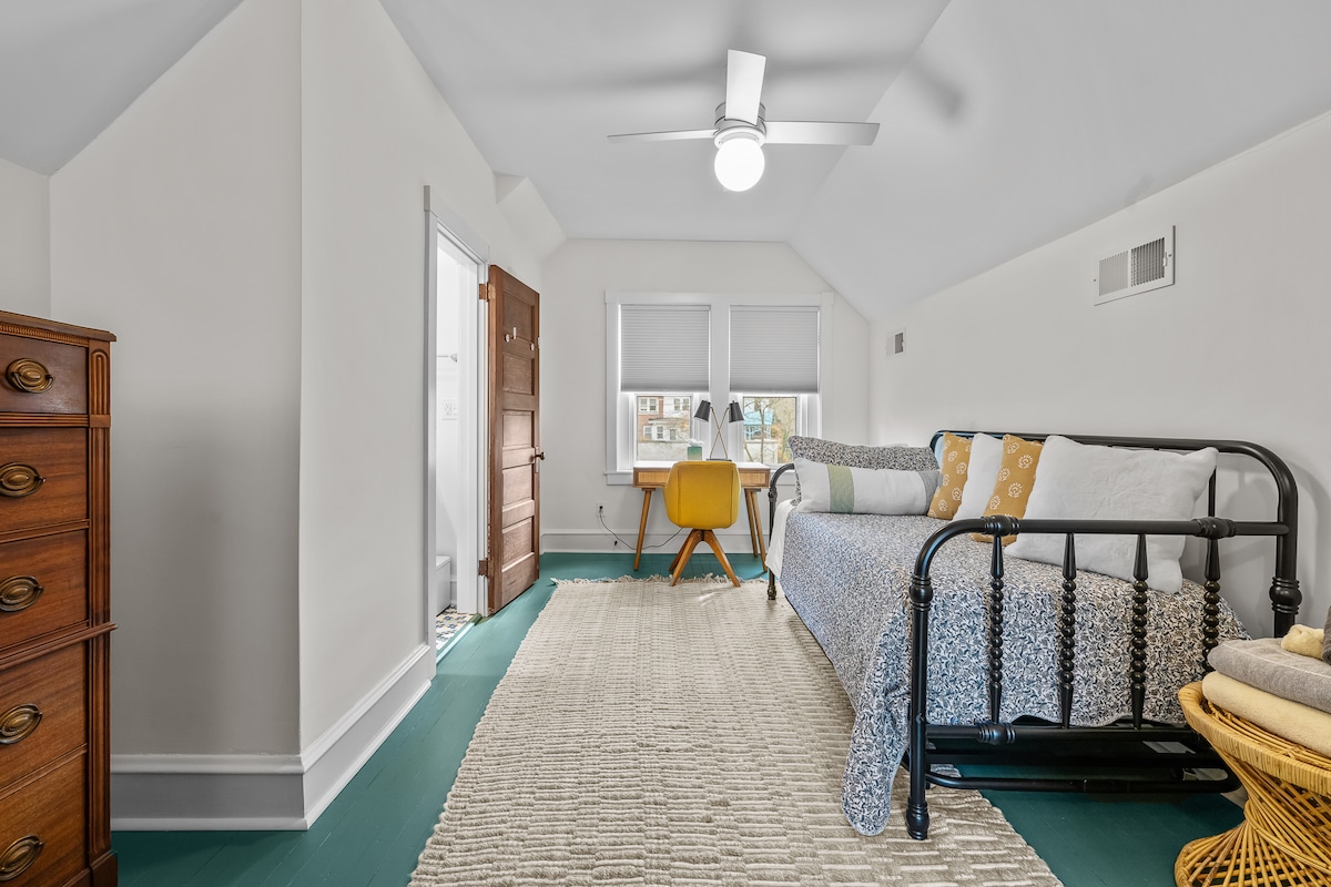 3rd Floor bedroom with twin bed and full bath.

An additional trundle bed may be set up, upon request.