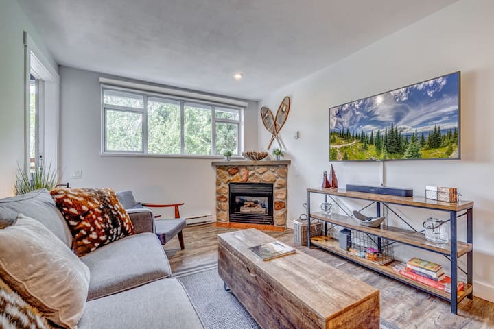 𝑬𝑨𝑮𝑳𝑬𝑺 𝑷𝑬𝑨𝑲 In Central Whistler Village - Whistler