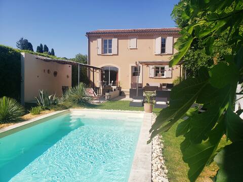 Villa Pausa, a swimming pool in a green setting