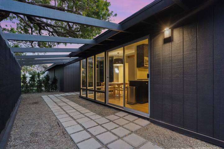 Malibu Beach House by Stay Awhile Villas gallery image 4