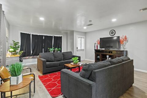 Cozy 2BR in Kimberly Carmichael | Netflix!