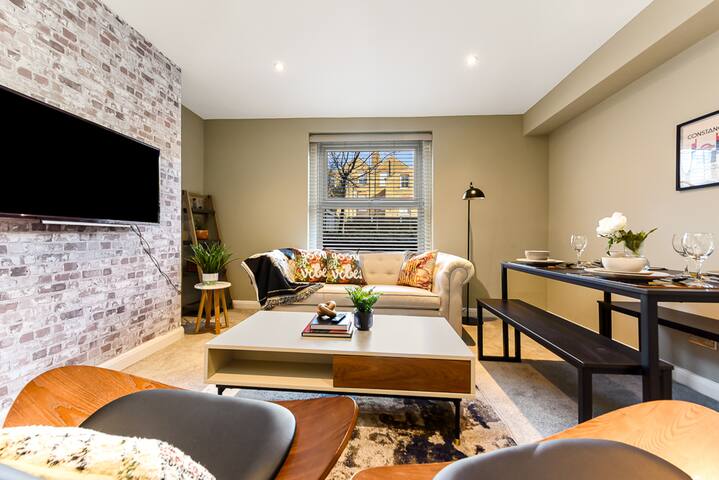 Stylish Brick & Wood Flat w/ Abundance of Greenery gallery image 4