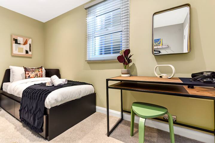 Stylish Brick & Wood Flat w/ Abundance of Greenery gallery image 3