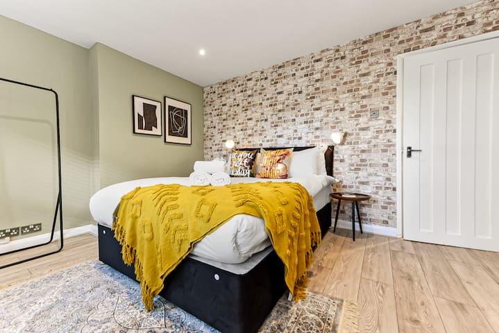 Stylish Brick & Wood Flat w/ Abundance of Greenery