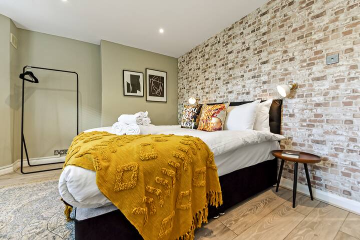 Stylish Brick & Wood Flat w/ Abundance of Greenery gallery image 5