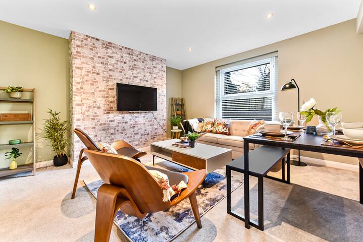 Stylish Brick & Wood Flat w/ Abundance of Greenery gallery image 2