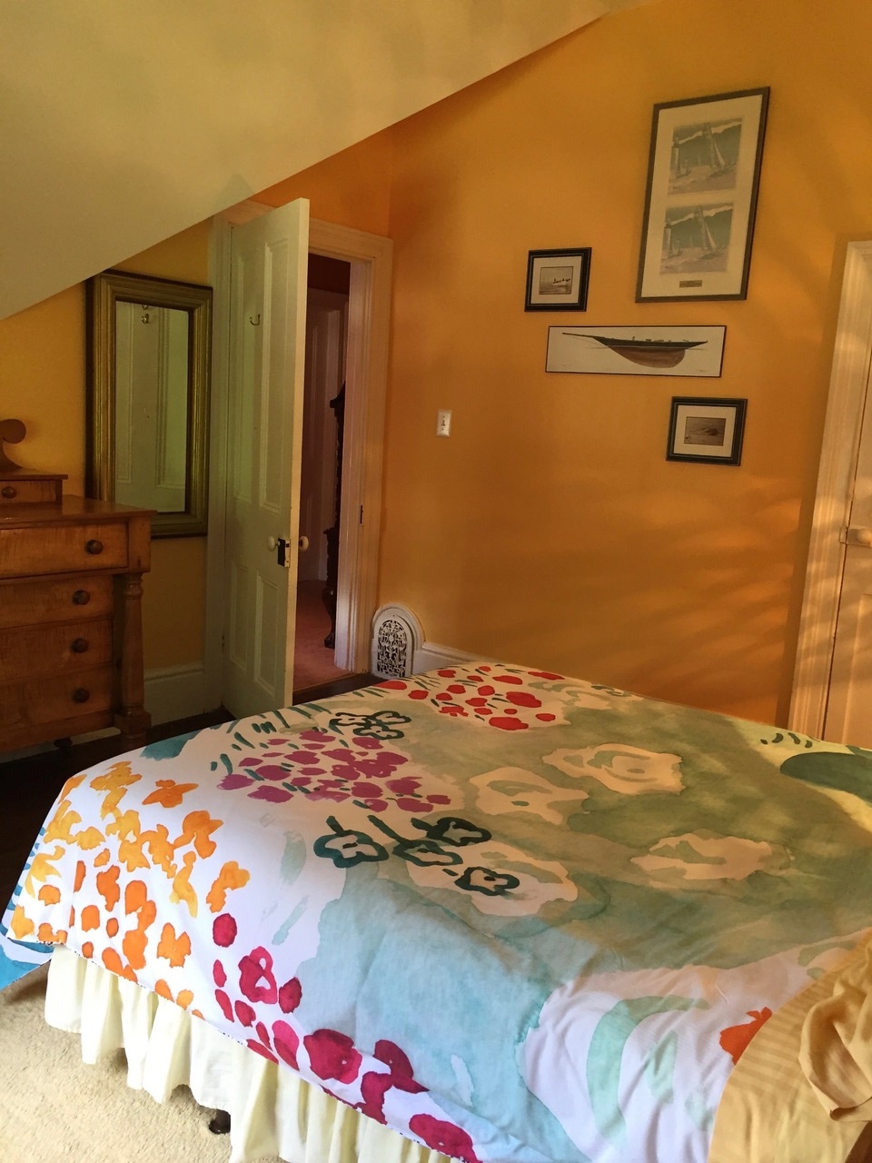 前卧室配有标准双人床。 