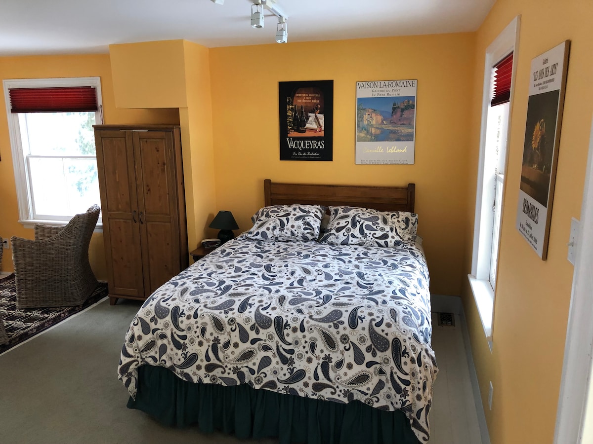 主卧室带独立浴室。