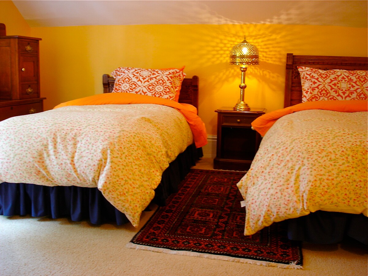 第四间卧室配有两张单人床。