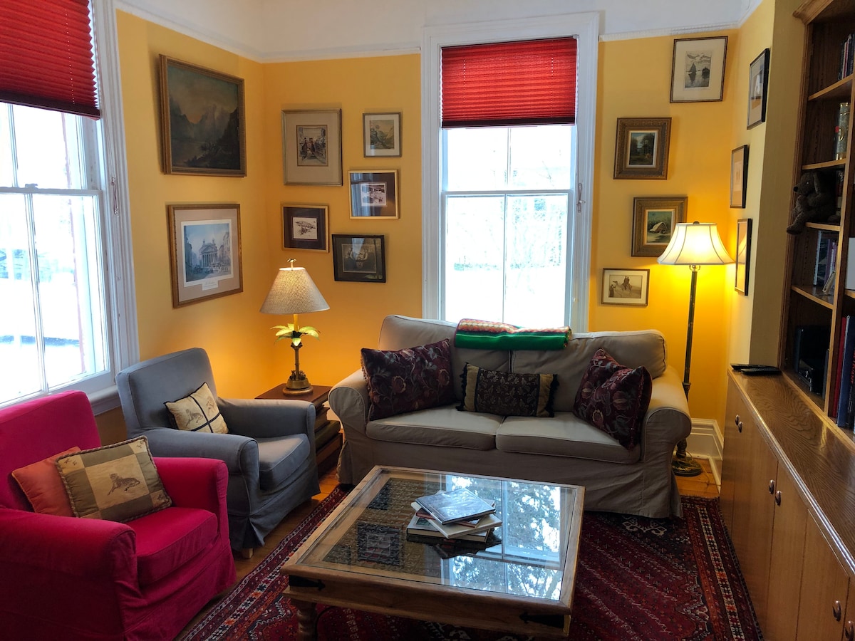 图书馆有很多书籍、高清电视和许多电影。