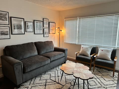 2BR of Pure Coziness: Hayward Hills Quiet Retreat