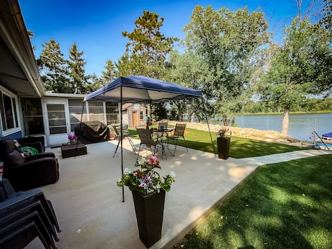 Cozy 3-bedroom home on the river