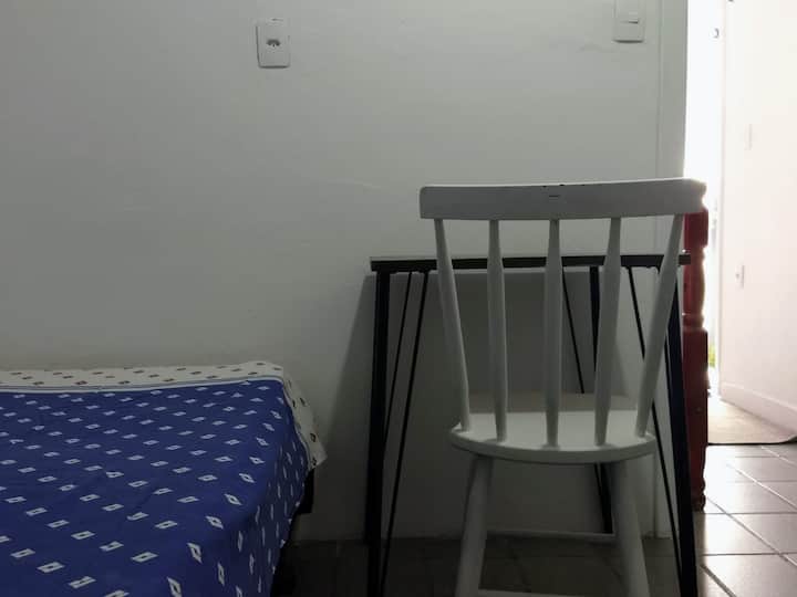 Pred bicamou je príborník a drez so sporákom. 

Bicama: Jedna posteľ s ďalšou posteľou pod ňou.

Posteľ pod ňou je vytiahnutá, takže sa v nej môže ubytovať hosť. 

Táto posteľ sa používa len vtedy, keď sa do skupiny zmestia štyri osoby.