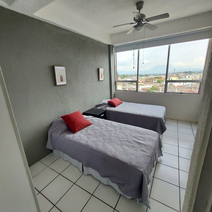 втора спалня, големи прозорци, изглед към вулкан