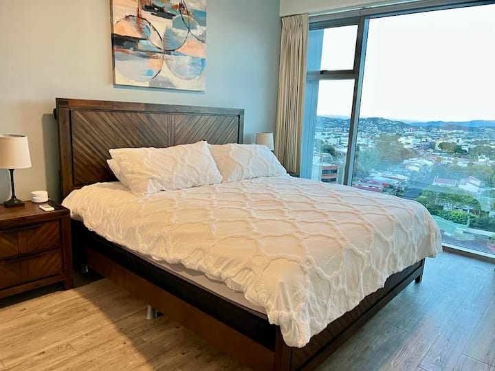Super pohodlná manželská posteľ s krásnym výhľadom na hory.