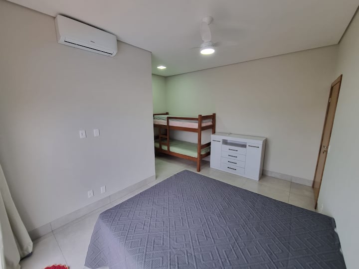 غرفة النوم 1: جناح كامل مع سرير متوسط الحجم وسرير بطابقين