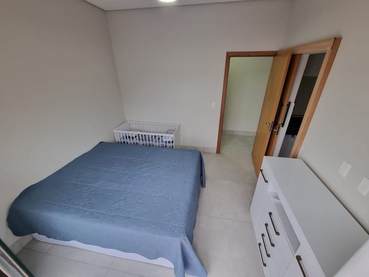 غرفة النوم 2: سرير كوين وسرير أطفال