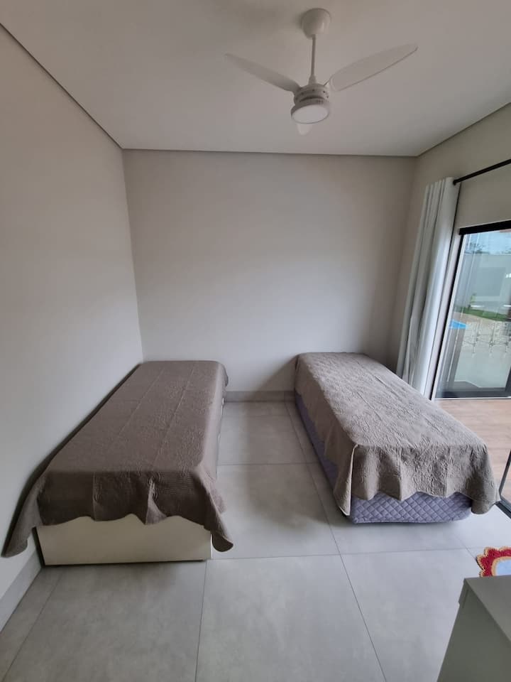 غرفة النوم 3: سرير متحرك وصندوق واحد زنبرك