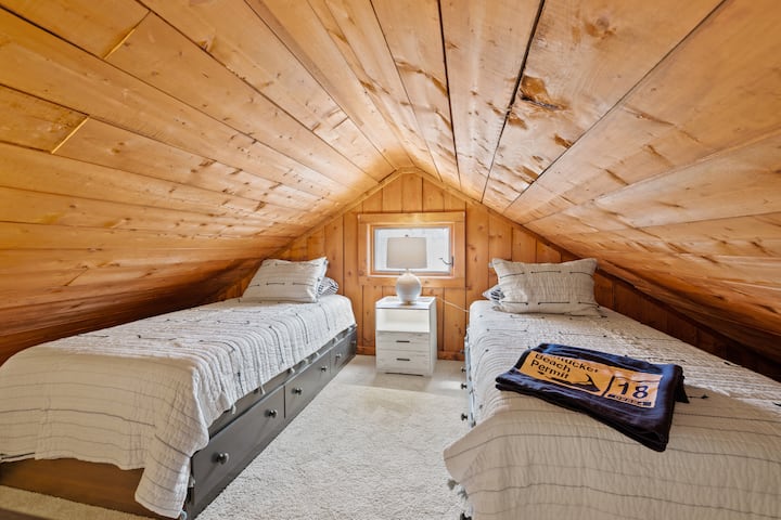 Loft Twin bed room. Full AC & Heat off of split in loft. Crate & Barrel Organic Sheets. New Carpeting.