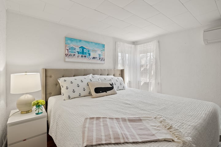 King bed first floor bedroom, pottery barn organic sheets, usb port on lamp for easy phone changing. Mini Split for full AC & Heat.
