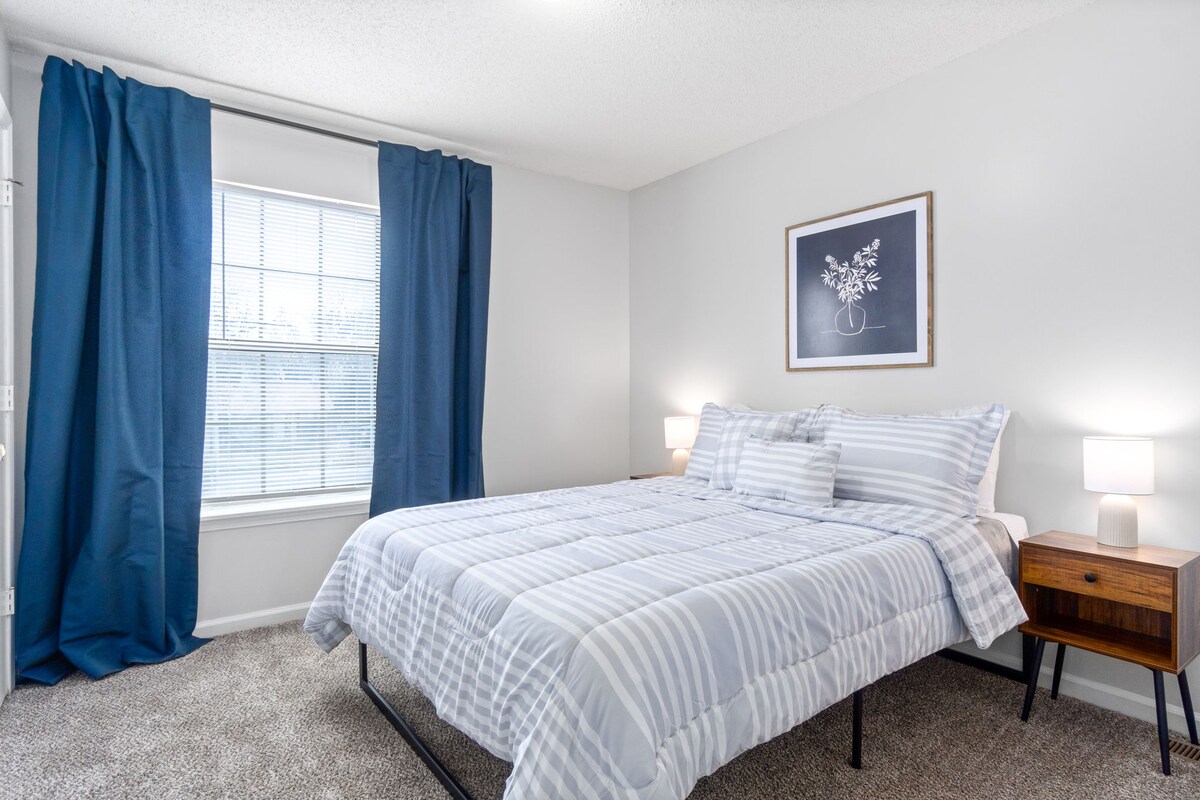 Užite si skvelý nočný spánok na našom matraci s pamäťovou penou Queen v druhej spálni. 