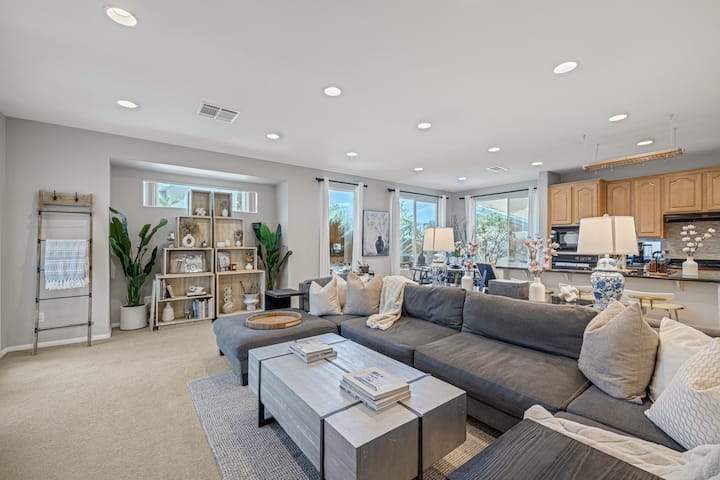 Designer Summerlin 5br Villa | Pool &Spa | Monthly - Las Vegas, NV