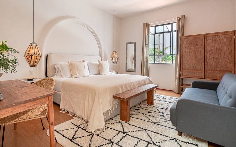 Superb villa in Condesa with huge patio gallery image 2