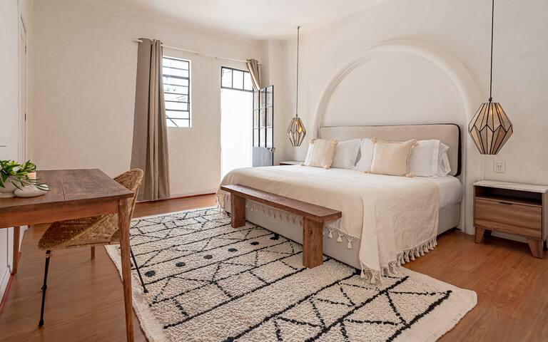 Superb villa in Condesa with huge patio gallery image 5