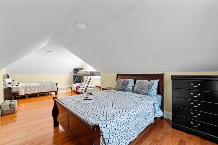 La deuxième chambre a également un lit queen et un lit superposé. C'est un grand espace et relie les lits.