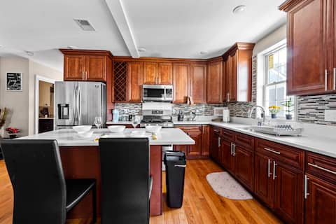 Family-Friendly 6BR Quincy Beach Near Boston 555/2