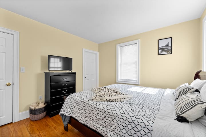 La 3e chambre dispose d'un lit Queen Size. Elle offre une ambiance chaleureuse avec une vue sur l'extérieur par la fenêtre et dispose d'une belle décoration.