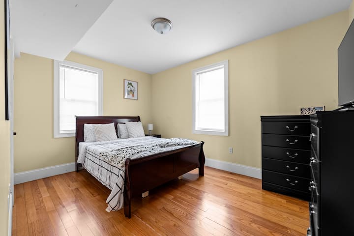 La 4e chambre dispose d'un lit Queen Size et de deux grands tiroirs. Chaque chambre dispose d'une télévision connectée par câble de 55 pouces