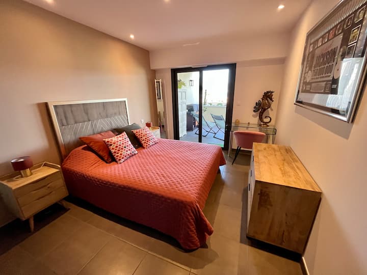 Habitación con cama queen size (colchón y somier Simmons)
