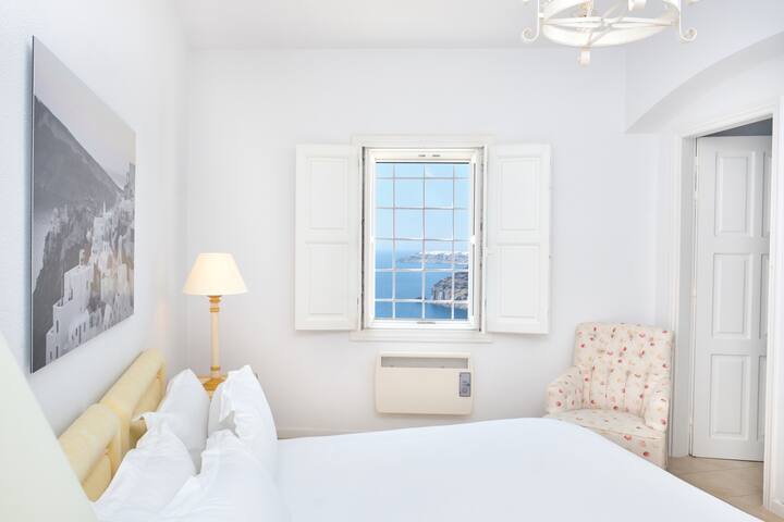 The Atlantis House – 4 Bedroom Caldera View gallery image 5