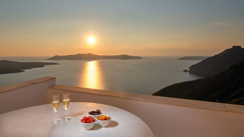 The Atlantis House – 4 Bedroom Caldera View gallery image 3