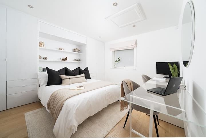 Second bedroom with fold-away king size bed if further space is needed for work or a work out.