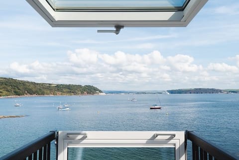 Beachfront Cawsand Flat | Sleeps 8 | Pet-Friendly