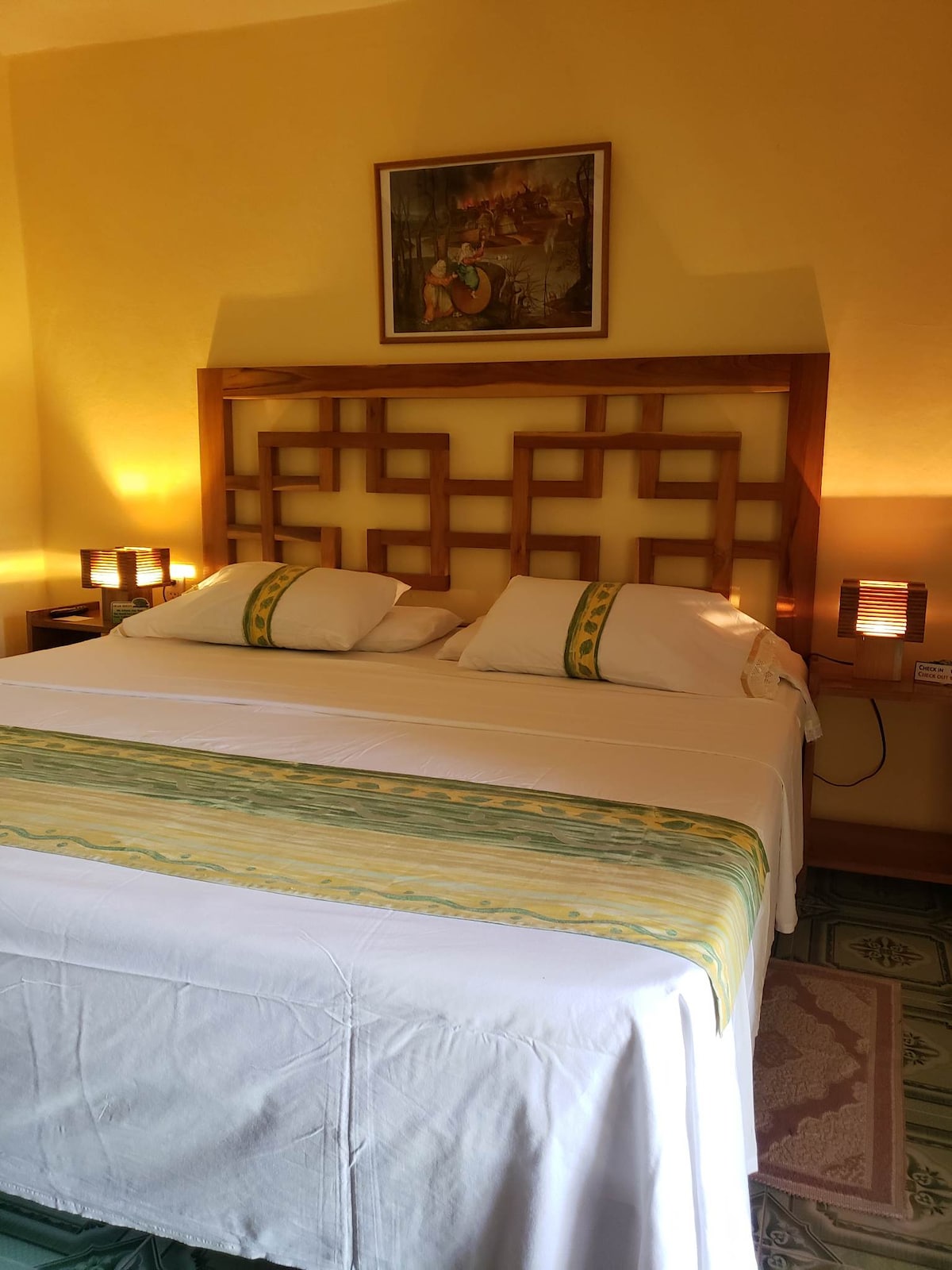 Habitación con cómoda cama king size y exquisita iluminación que te invitan a descansar plácidamente!